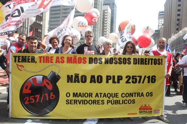 Trabalhadores protestam na Paulista contra o ajuste fiscal e contra Temer