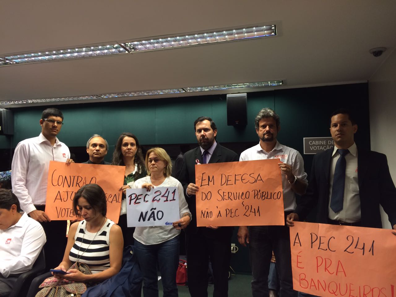 PEC 241/16: Comissão Especial da Câmara aprova texto-base