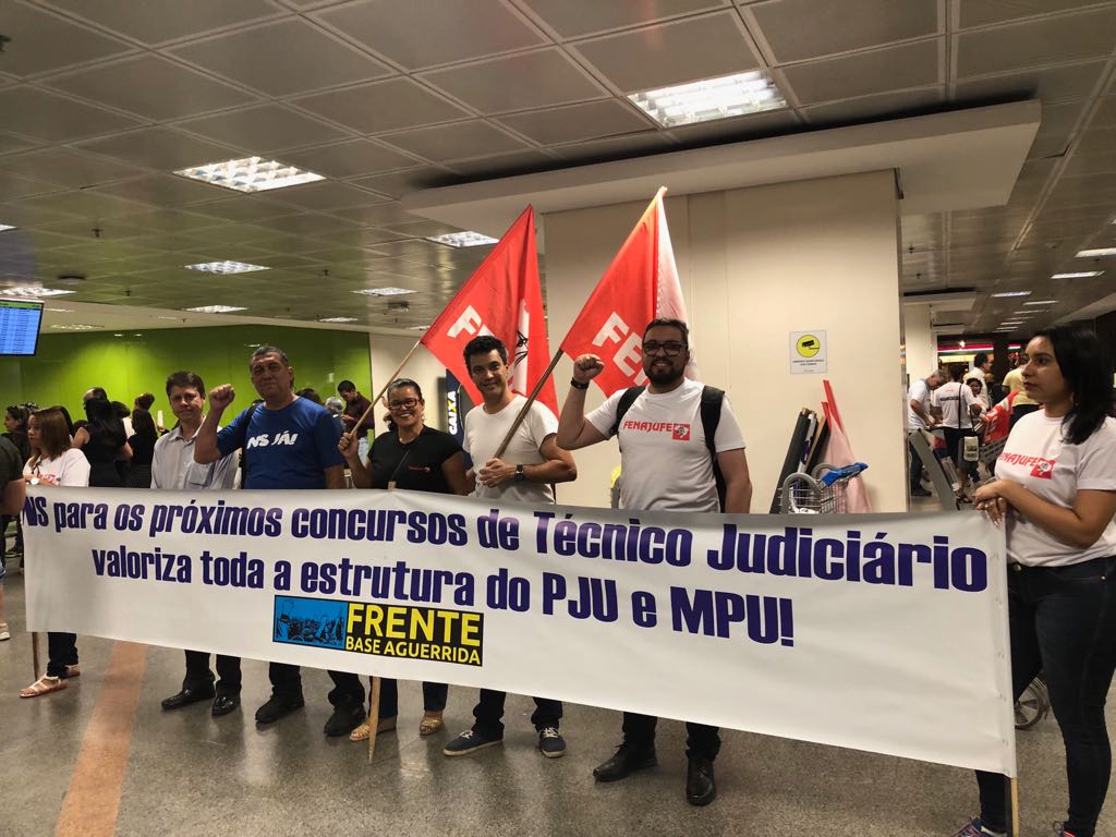 No aeroporto de Brasília, Técnicos Judiciários organizam recepção a convidados para troca de presidentes do STF