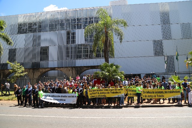 Sindjus-DF defende Justiça do Trabalho em ato nacional
