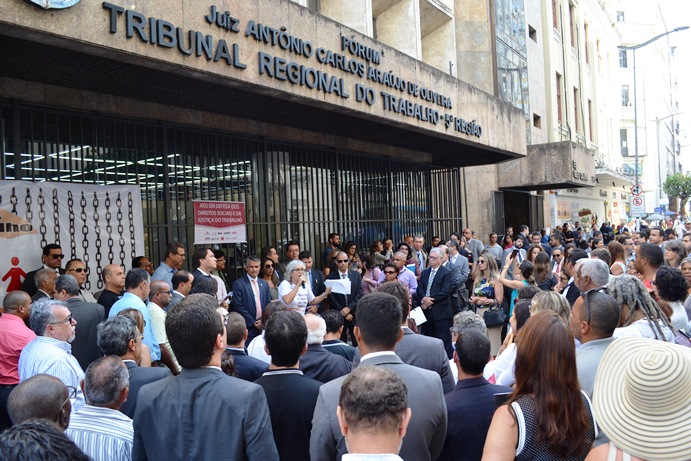 BA: Ato em defesa da Justiça do Trabalho reúne trabalhadores, advogados, magistrados e sociedade