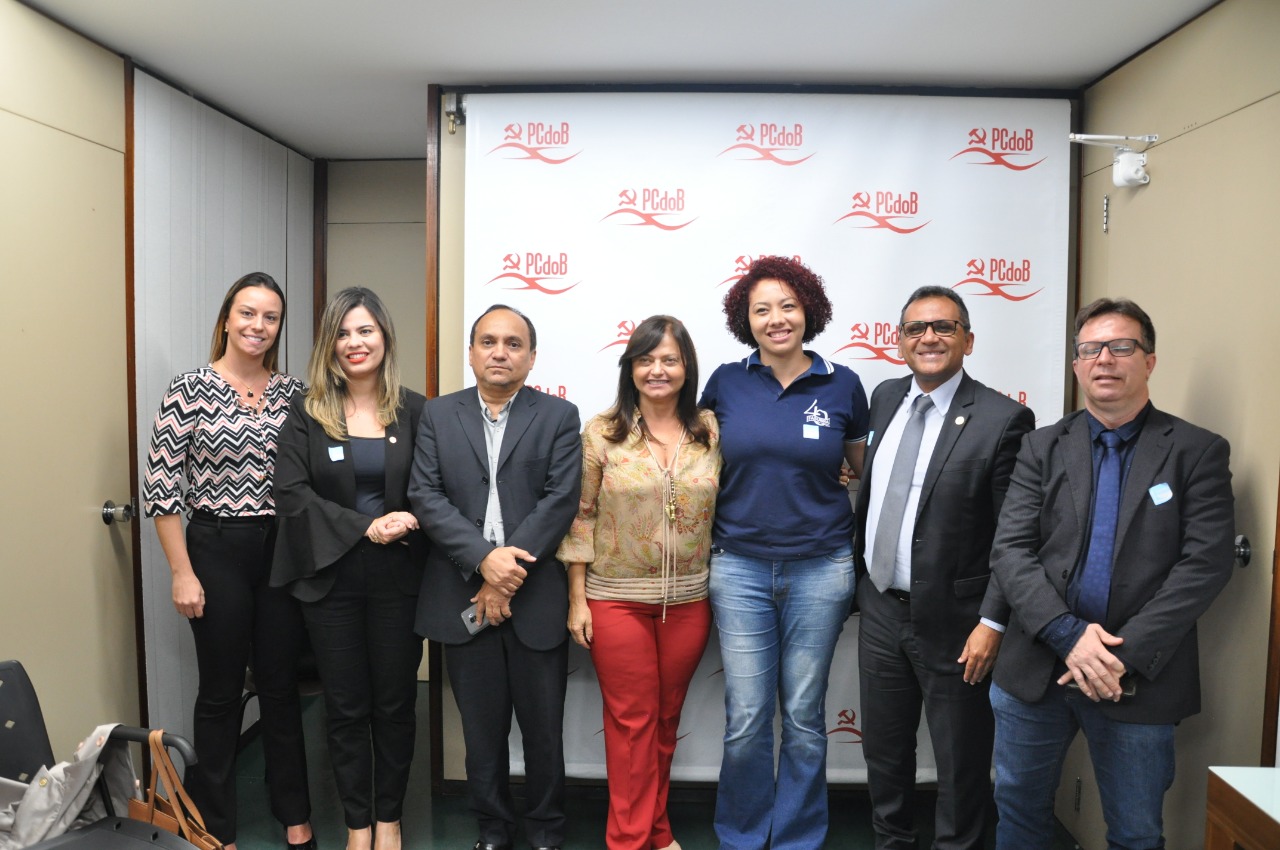 Entidades se reúnem com liderança do PCdoB na Câmara em defesa do serviço público