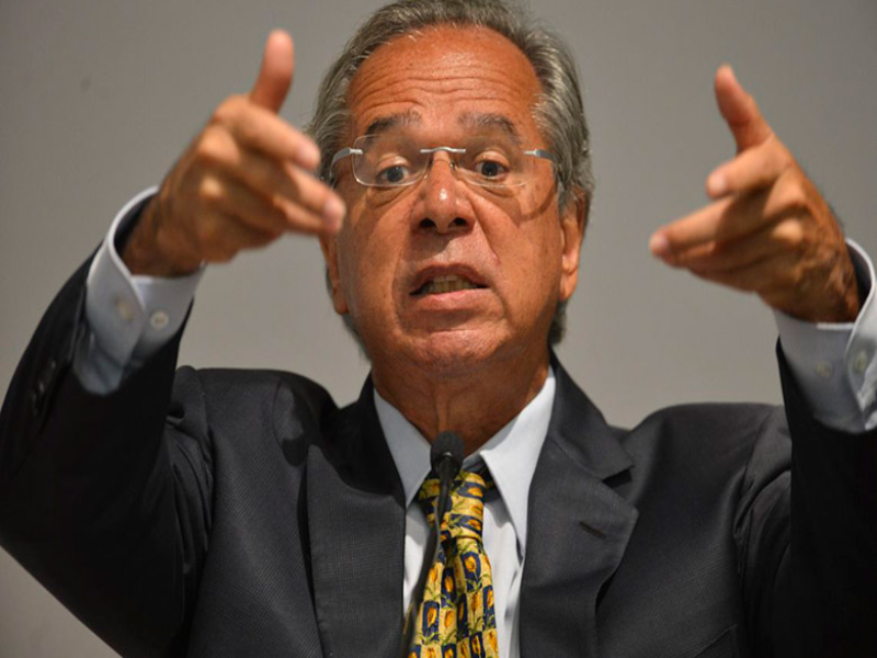 “Vão ficar sem pedir aumento por um tempo”, diz Guedes a servidores