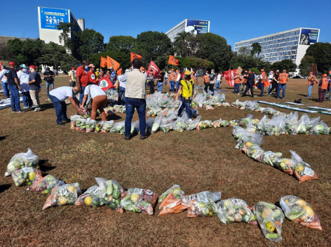 Ato na Esplanada dos Ministérios reúne 500 pessoas contra a fome e distribui 3 toneladas de alimentos