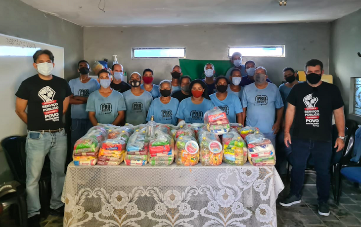 Sintrajuf-PE faz entrega de cestas básicas à cooperativa de catadores Pró-Recife