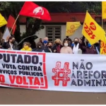 Em frente ao escritório do deputado Osmar Terra (MDB), em Santa Rosa, Sintrajufe/RS participa de ato contra a reforma administrativa