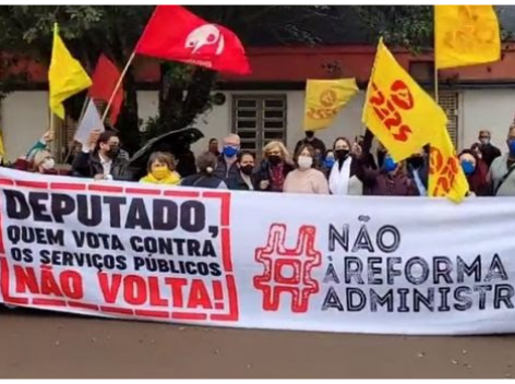 Em frente ao escritório do deputado Osmar Terra (MDB), em Santa Rosa, Sintrajufe/RS participa de ato contra a reforma administrativa