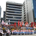 Servidores cobram a retirada da PEC 32 em frente à casa do deputado Arthur Lira