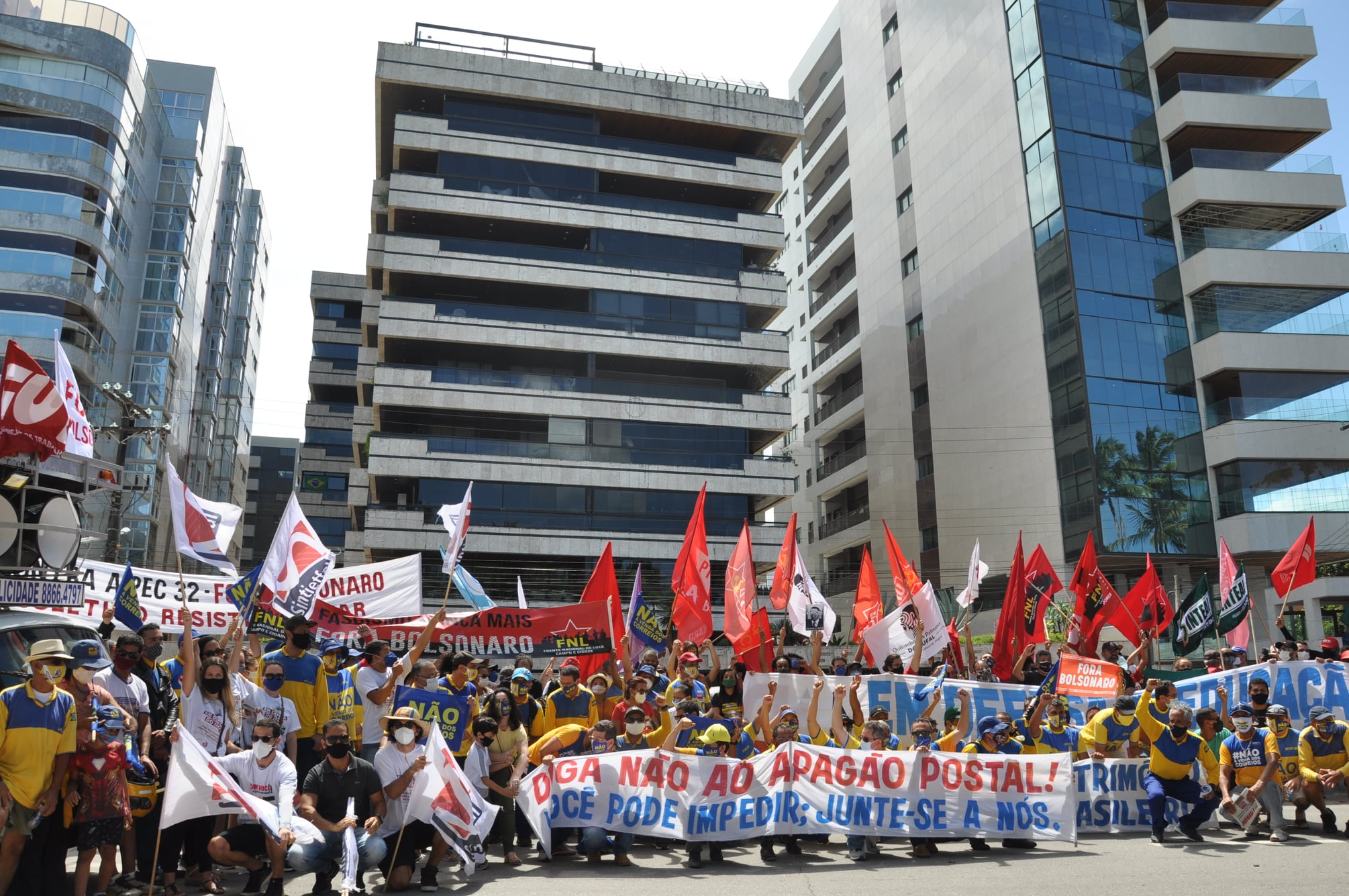 Servidores cobram a retirada da PEC 32 em frente à casa do deputado Arthur Lira