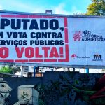 “Deputado, quem vota contra os serviços públicos, não volta!” Novos outdoors contra a reforma administrativa estão nas ruas do RS