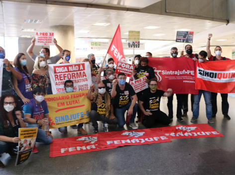 Multidão de servidores expressa rejeição à reforma administrativa no aeroporto de Brasília
