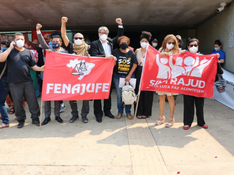 PEC 32: servidores permanecem na luta para barrar votação e pressionam entrada dos deputados no Anexo II