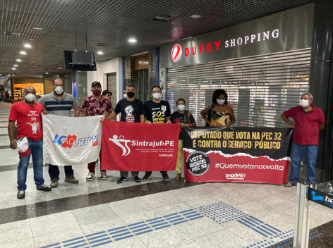 Sintrajuf-PE participa de blitz no aeroporto para cobrar deputados o voto contra a PEC32