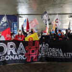 Ato em Porto Alegre, com presença do Sintrajufe/RS, afirma luta pelo fim do governo e denuncia PEC 32; Bolsonaro, em Brasília e São Paulo, repete discurso golpista