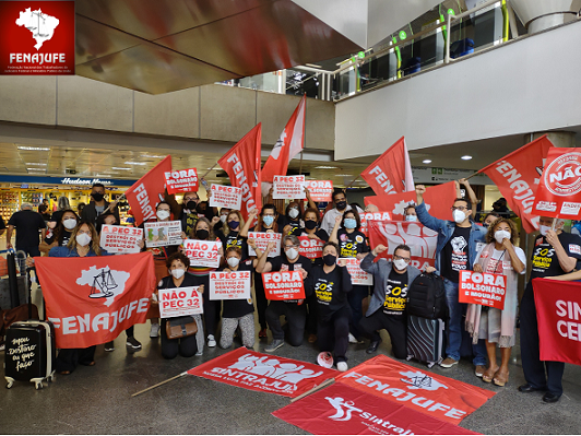 PEC 32: servidores seguem mobilizados e pressionam parlamentares no aeroporto de Brasília