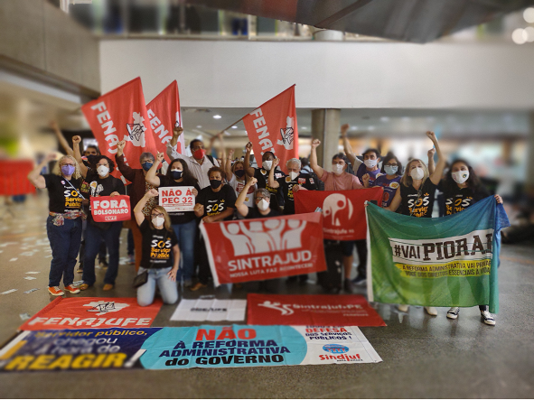 No aeroporto de Brasília, servidores denunciam compra de votos para aprovar a PEC 32