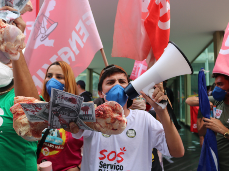 Ato de servidores repudia Paulo Guedes e leva dinheiro falso  e osso para o Ministério da Economia