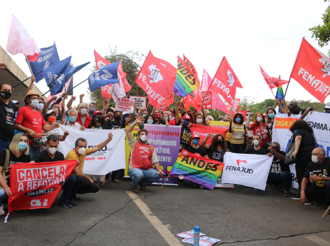 PEC 32: servidores não arredam e mantêm vigília em frente ao Anexo II