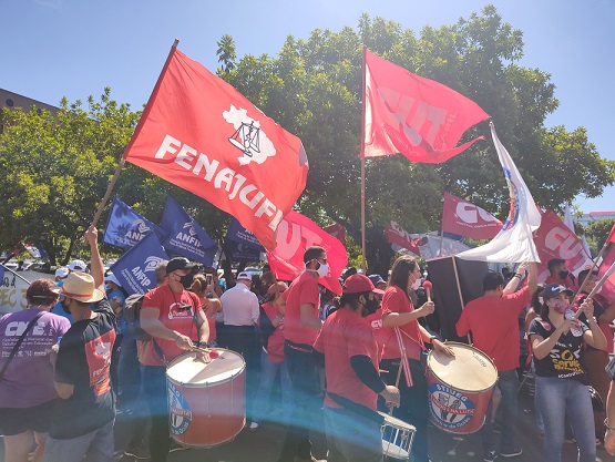 Contra a PEC 32/20, Servidores(as) e Parlamentares realizam ato na Câmara