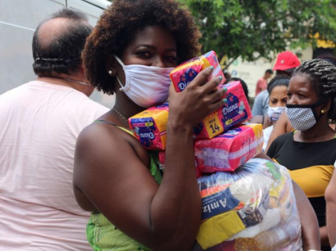 Contra a pobreza menstrual: Sisejufe doa absorventes para mulheres de comunidades do Rio