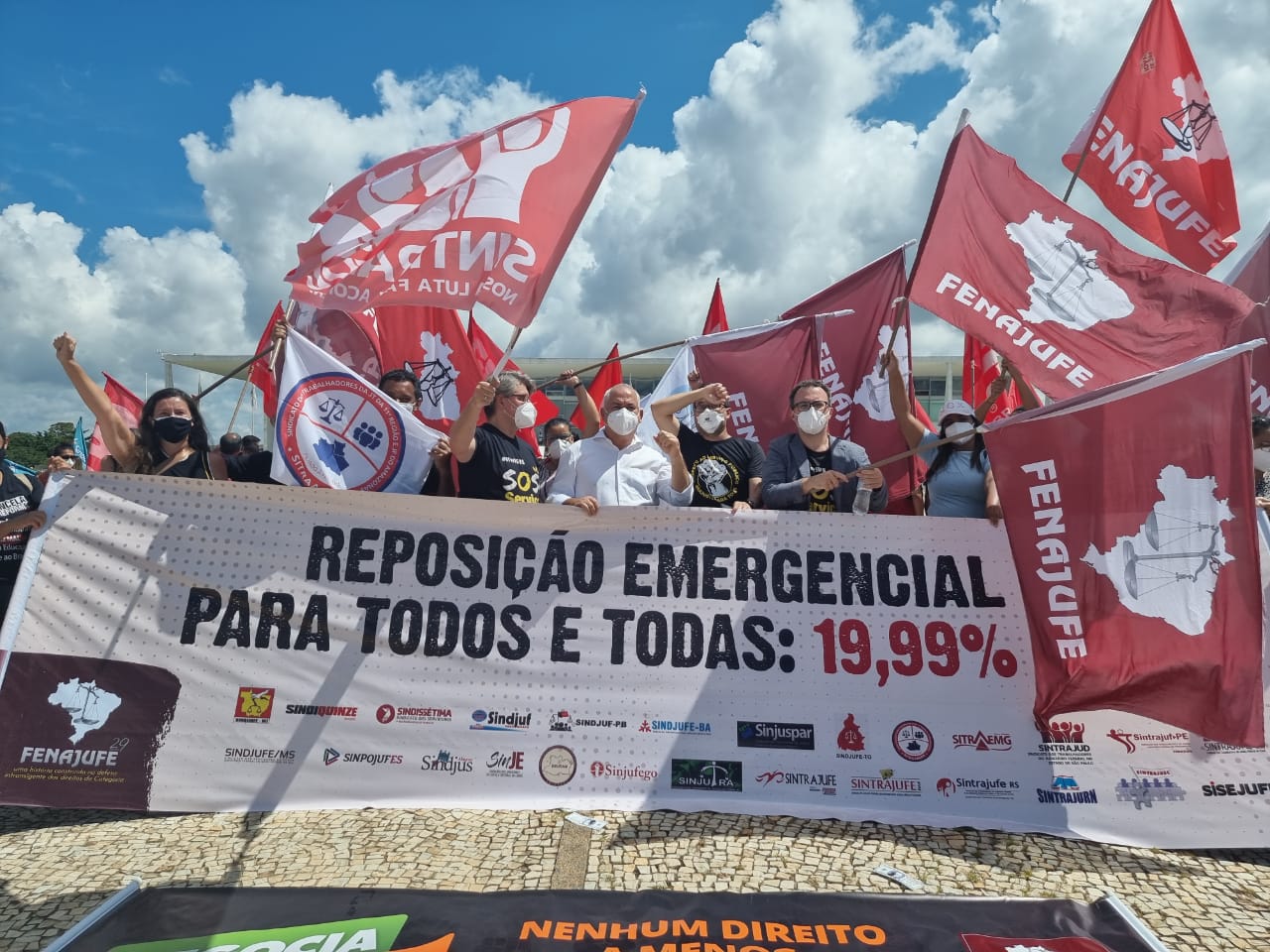 19,99%: em Ato simbólico servidores exigem recomposição salarial na retomada do ano legislativo em Brasília