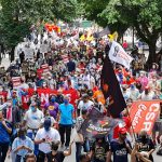 Luta por reposição salarial emergencial une servidores e toma as ruas de Porto Alegre