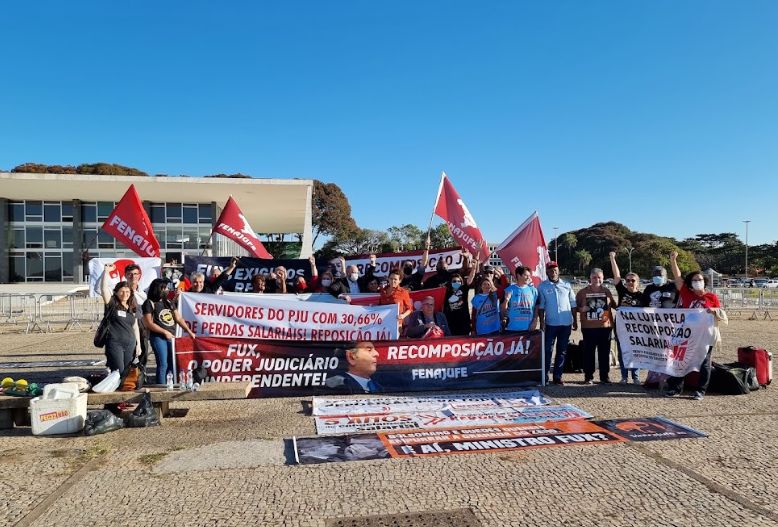 Na Praça dos Três Poderes, servidoras e servidores do PJU cobram de Fux a proposta de reajuste salarial