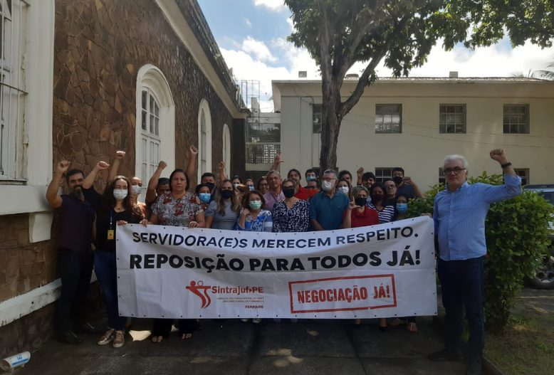 Sintrajuf-PE realiza ato na Justiça Eleitoral para cobrar reposição salarial