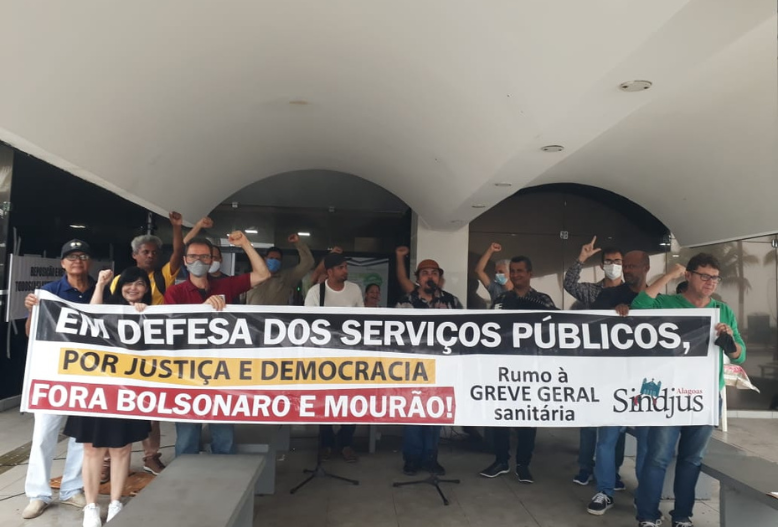 Os servidores do Judiciário Federal/AL participaram do ato público na paralisação de 24 horas, realizada em frente ao prédio das Varas do Trabalho, na quarta-feira (15).