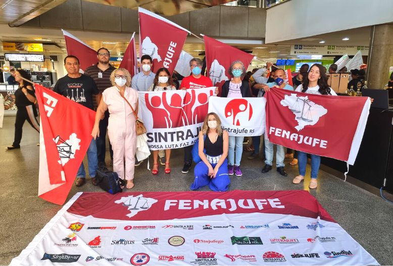 Servidores realizam ato no aeroporto de Brasília e anexo da Câmara em defesa do serviço público