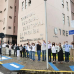 Servidores fazem abraço simbólico no TRE-PB, em João Pessoa, em defesa da democracia e do sistema eleitoral