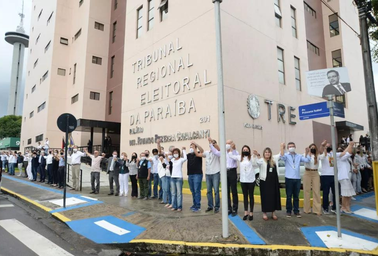 Servidores fazem abraço simbólico no TRE-PB, em João Pessoa, em defesa da democracia e do sistema eleitoral