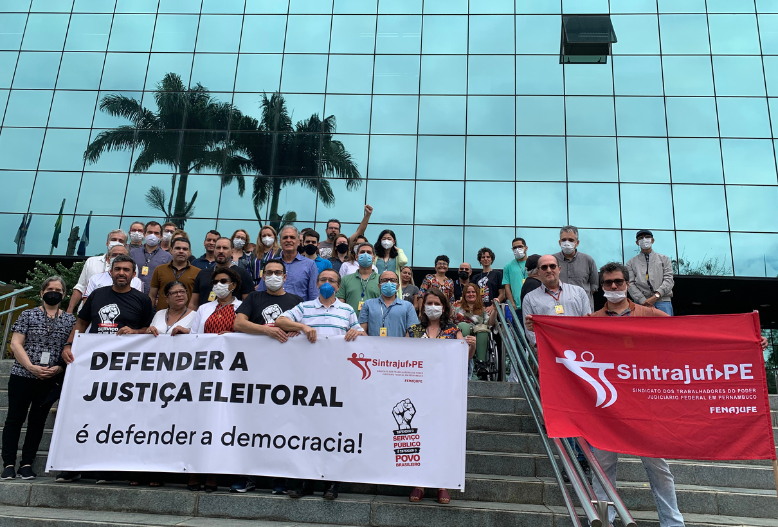 Sintrajuf-PE realiza ato em defesa da Justiça Eleitoral e da democracia no TRE-PE