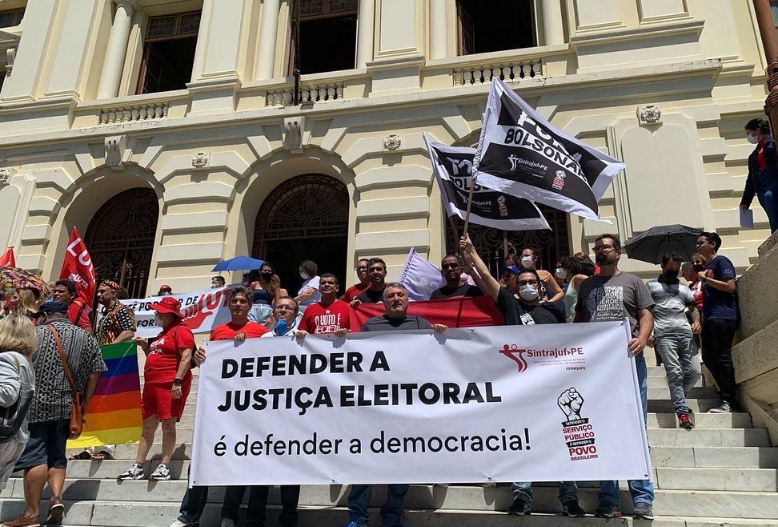 Sintrajuf-PE participa de ato em defesa da democracia e faz defesa da Justiça Eleitoral