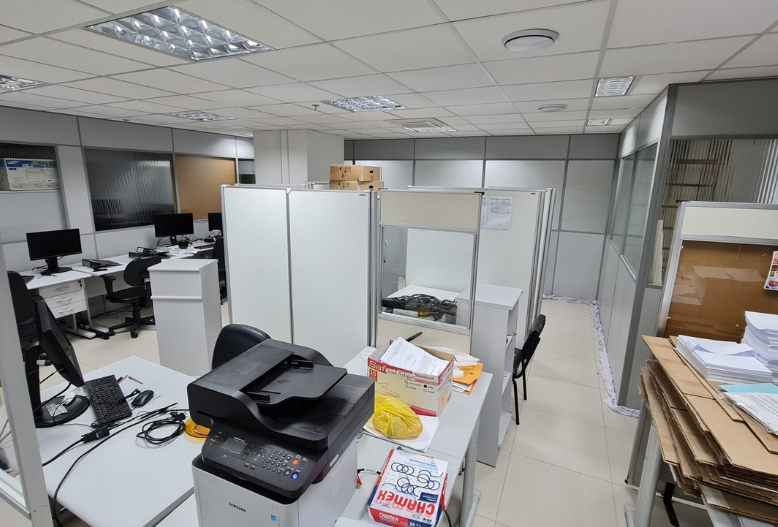 Alagamentos, mau cheiro, vazamentos de água e esgoto: o dia a dia na Central de Atendimento ao Eleitor de Porto Alegre