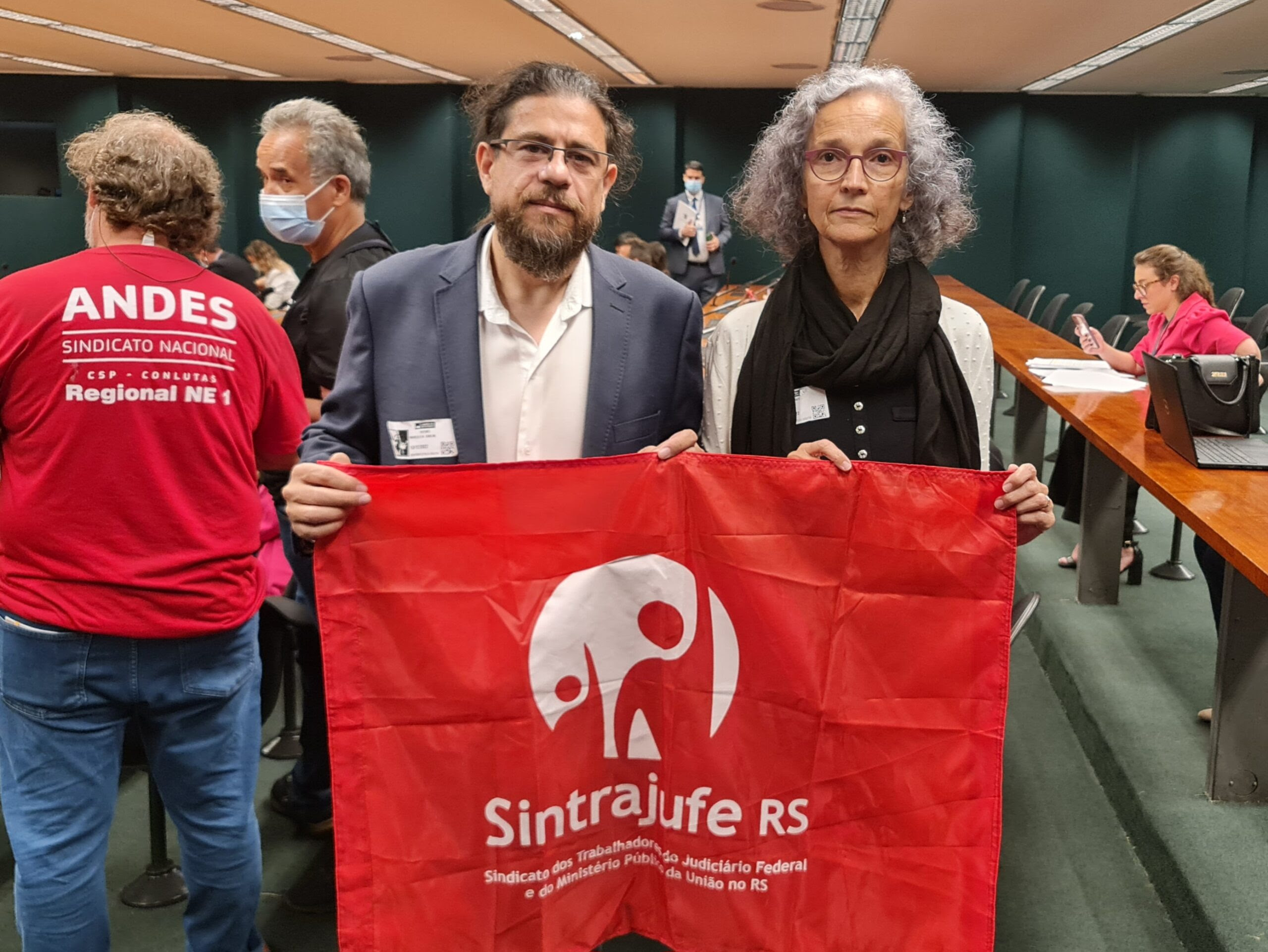 Parecer da Lei Orçamentária prevê recursos para a reposição dos servidores; Sintrajufe/RS está em Brasília acompanhando votação