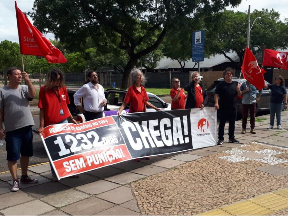 Em ato em frente ao TRF4, Sintrajufe/RS exige punição de acusado de assédio no tribunal; denúncia completa 1232 dias