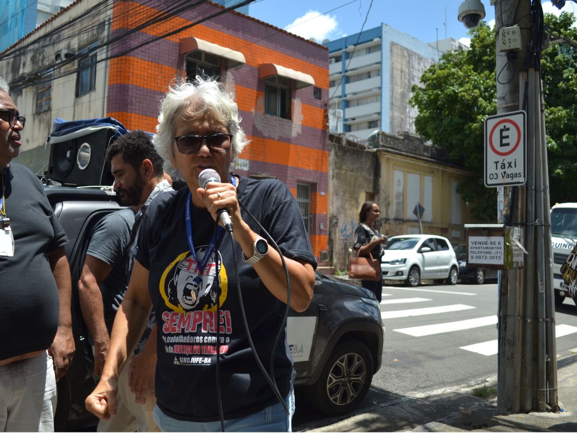 Trabalhadores (as) vestem preto, gritam por respeito e queimam simbolicamente a Resolução 481 do CNJ durante ato em frente ao TRT5 em Salvador
