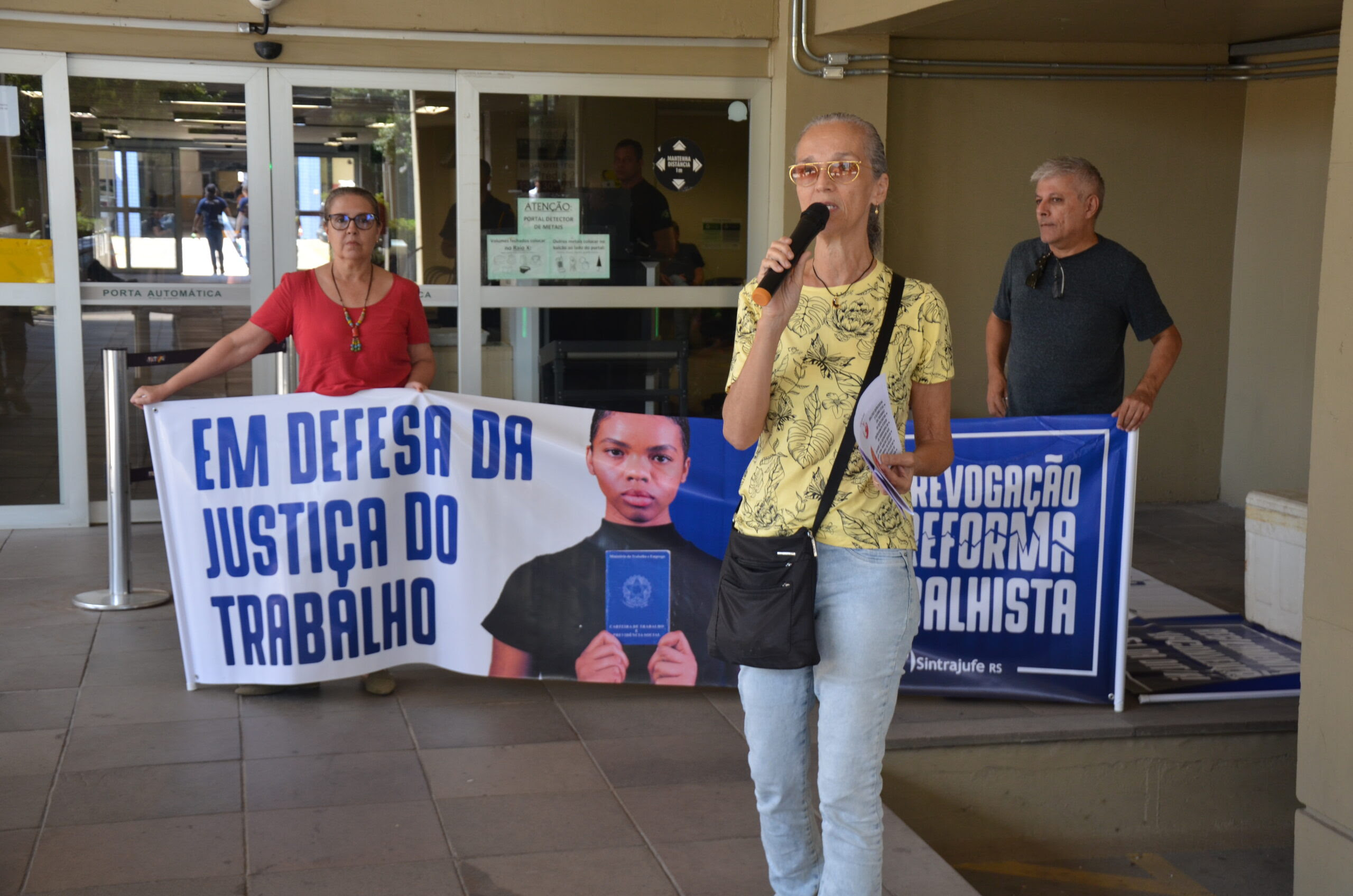 Defesa da Justiça do Trabalho, negociação coletiva e outras demandas da categoria foram pauta de ato público do Sintrajufe/RS nas varas trabalhistas