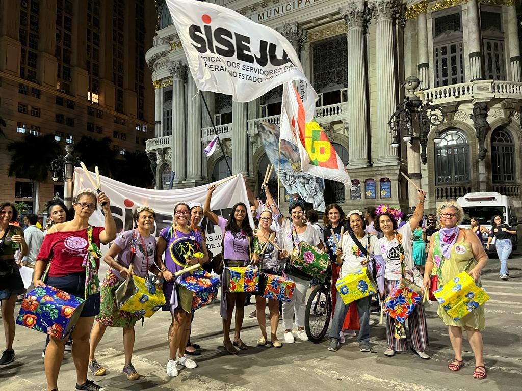 Servidoras do Judiciário Federal do RJ se unem a outras mulheres por democracia e contra a violência, no 8 de Março