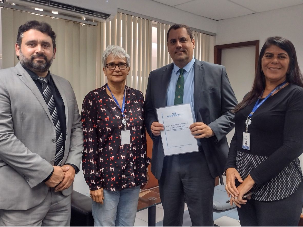 Sindjufe-BA entrega à DIREF Projeto de Translado para trabalhadores(as) da Casa