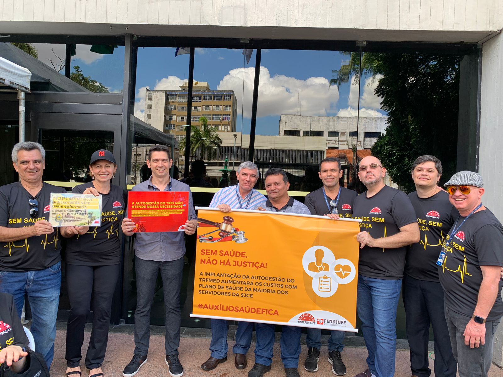 Servidores e Servidoras da SJCE realizam paralisação pela manutenção do auxílio -saúde no TRF 5