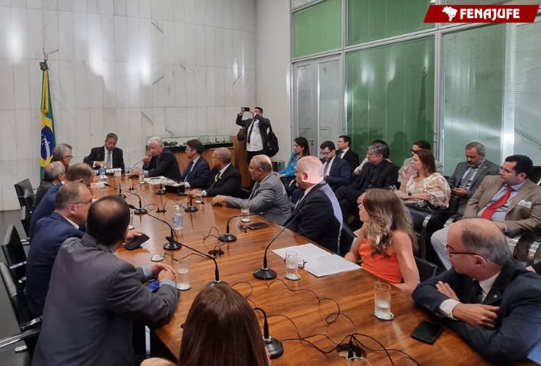 Fenajufe entrega estudo sobre os impactos da contribuição previdenciária para servidores aposentados ao presidente da Câmara, Arthur Lira