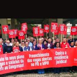 Em ato do Sintrajufe/RS, categoria cobra envio do projeto de carreira ao Congresso e reforça defesa do serviço público e luta pelo provimento de cargos vagos