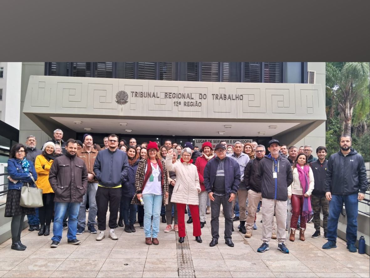 Ato e reunião com diretor geral do TRT-SC mostram indignação pela redução do auxílio-saúde