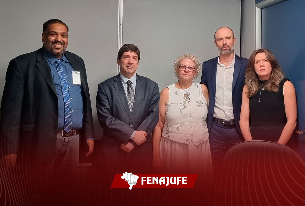 Fenajufe entrega estudo com percentuais das perdas salariais dos servidores ao coordenador do Fórum de Carreira do CNJ