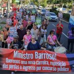 Mais de 300 colegas na passeata em POA e mais 13 cidades pelo interior mobilizados por carreira, reposição e concurso público; indignação com autoconcessões e Barroso deram o tom