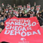 Chuva, vento e frio não impediram ato em Porto Alegre por carreira e reposição; colegas do interior também cobram resposta do ministro Barroso