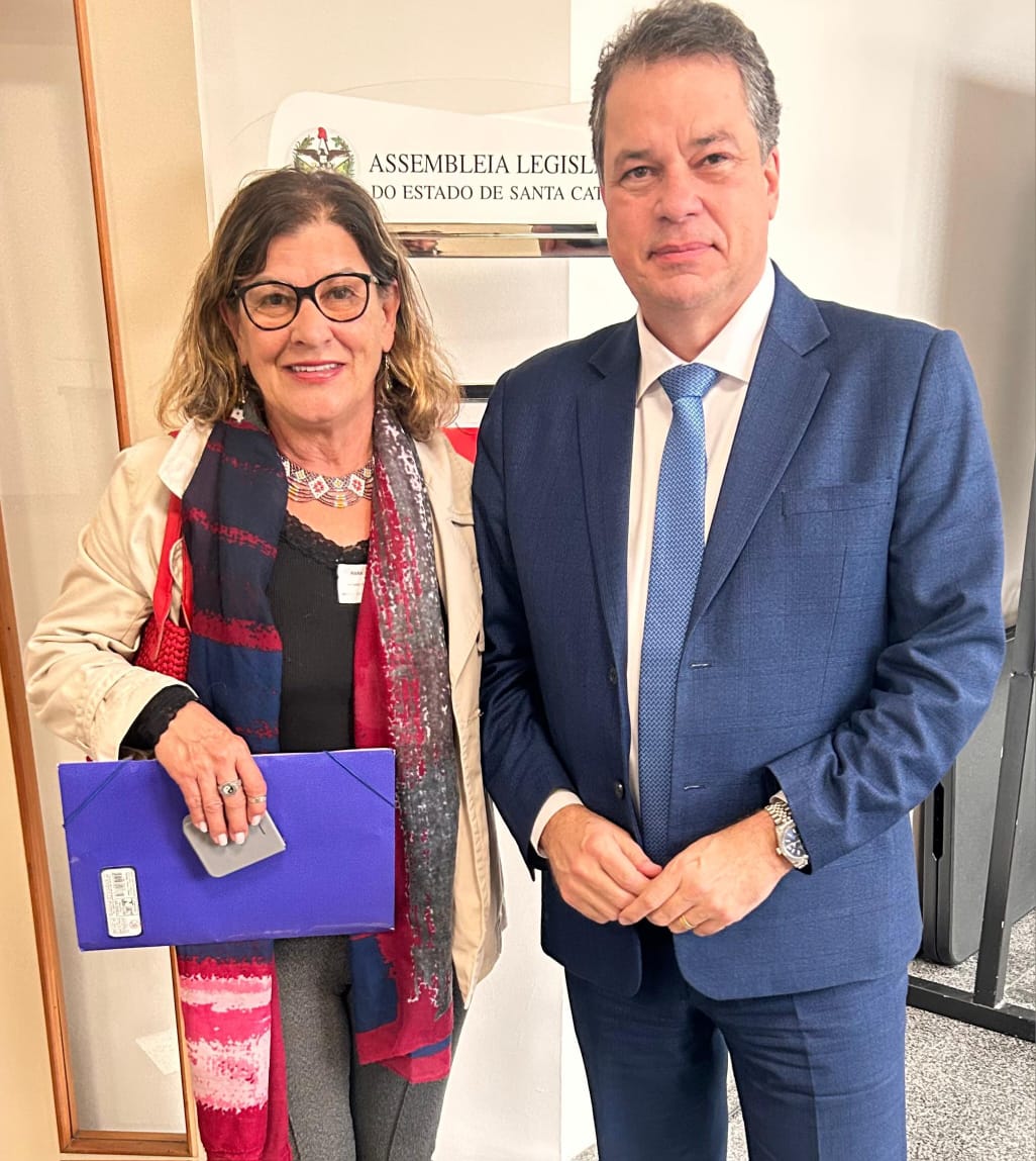 Comissão da Assembleia Legislativa acata novas diretrizes para a abordagem policial de pessoas com sinais de emergência médica. Sintrajusc acompanhou sessão e apresentou cartas de apoio