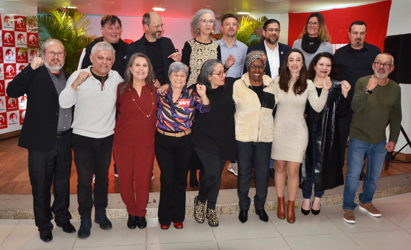 Defesa da soberania, democracia e valorização salarial e carreira: cerimônia de posse da Diretoria Colegiada e do Conselho Fiscal do Sintrajufe/RS reafirma compromisso de luta da entidade